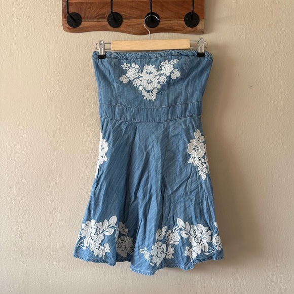 Abercrombie & Fitch Dresses & Skirts - Abercrombie & Fitch Blue White Floral Embroidered Strapless Mini Dress size M